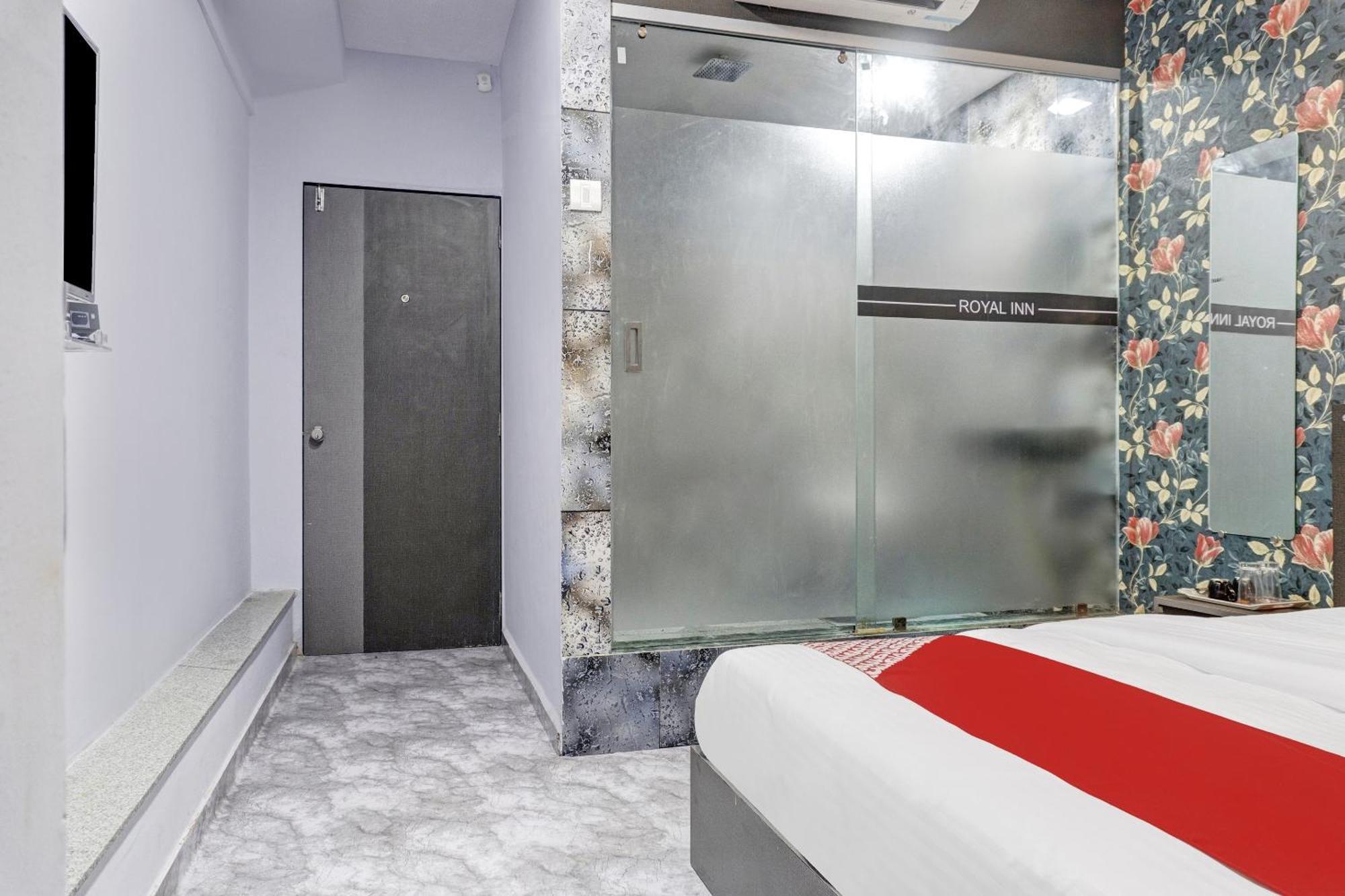 Oyo Flagship Hotel Royal Inn Surat Esterno foto